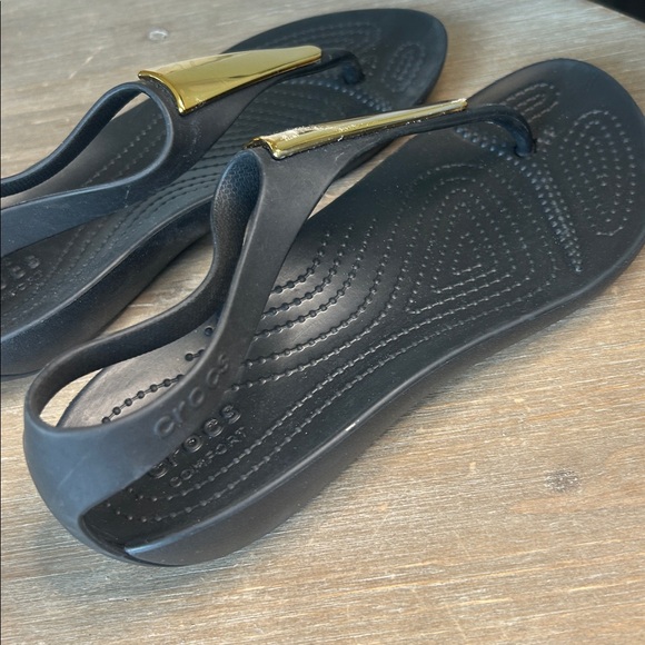 Crocs Women’s Serena Black Sandals with Gold Metallic Bar Size 6 NEW - Picture 7 of 16
